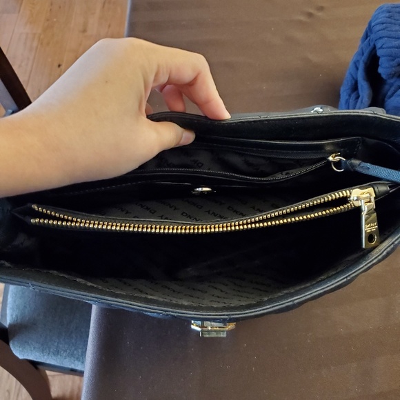 NWOT DKNY quilted shoulder bag - Picture 2 of 3